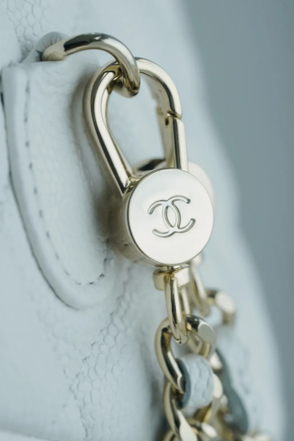 샤넬 24C 미니 백팩 (화이트 금장 캐비어)