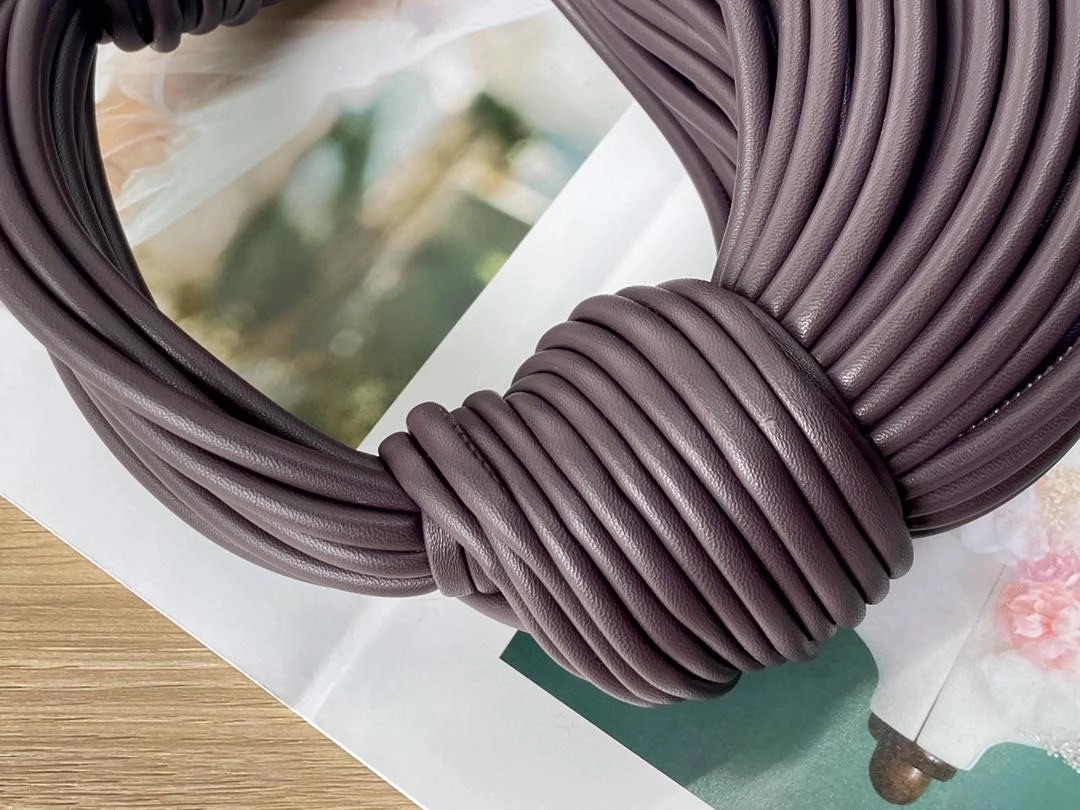 보테가베네타 조디 튜블러 호보백