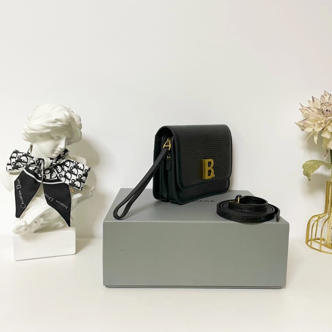 발렌시아가 B.로고 엠보스 리자드 크로스백