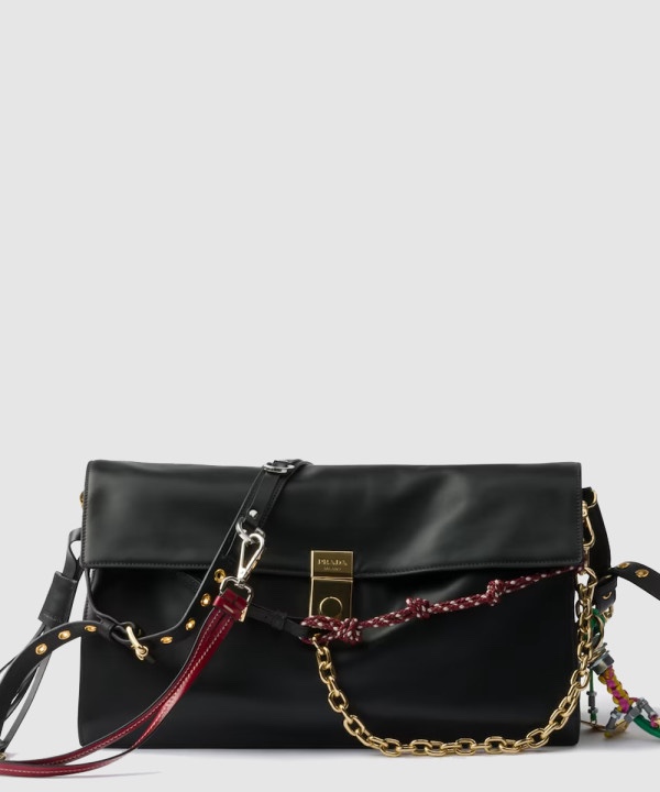 프라다 참이 달린 라지 소프트 사운드 가죽 숄더백 1BD378