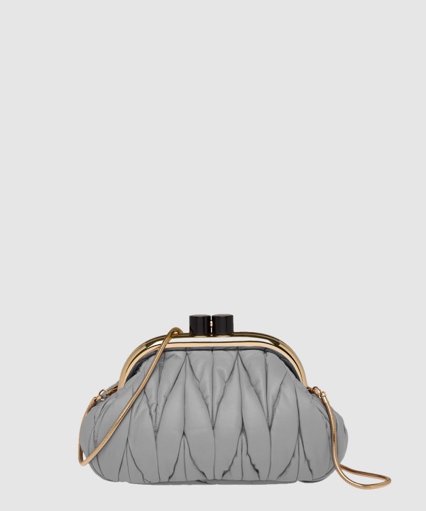 미우미우 벨 나파 가죽 클러치 5BK011