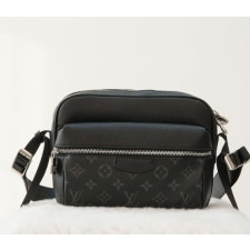 (국내배송) 루이비통 아웃도어 메신저 크로스백
