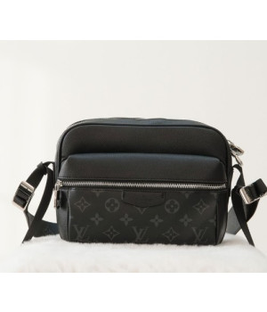 (국내배송) 루이비통 아웃도어 메신저 크로스백