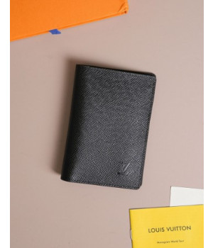 (국내배송) 루이비통 타이가 레더 여권 케이스