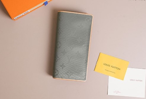 (국내배송) 루이비통 킴존스 모노그램 코스모스 티타늄 장지갑