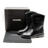 (국내배송) 샤넬 25FW 레더 앵클 미들 숏 부츠 CC로고 블랙