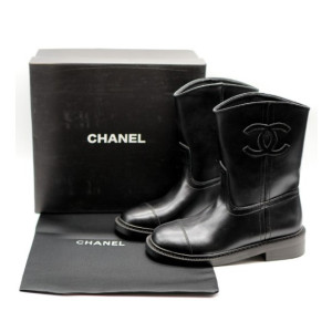 (국내배송) 샤넬 25FW 레더 앵클 미들 숏 부츠 CC로고 블랙