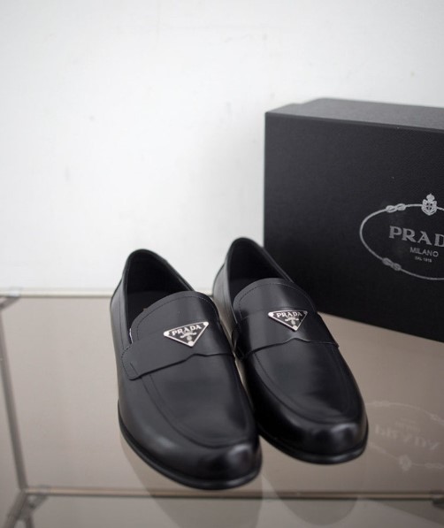 (국내배송) 프라다 남성 애나멜 삼각로고 로퍼