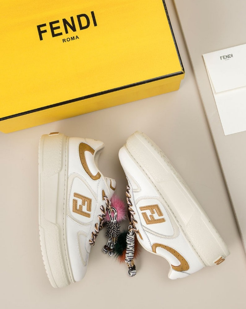 (국내배송) 펜디 매치 화이트 가죽 로우탑 플랫폼 참 슈즈