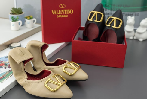 (국내배송) 발렌티노 Valentino Garavani Valentino Garavani ROLE 가죽 발레 플랫 슈즈