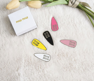 (국내배송) 미우미우 레터링로고 에폭시 헤어핀