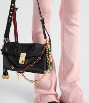 (국내배송) 프라다 참이 달린 소프드 사운드 가죽 스몰 숄더백