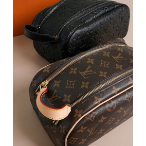 (국내배송) 루이비통 돕 키트 모노그램 파우치 백