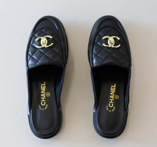 (국내배송) 샤넬 CC 로고 퀼팅 턴락 뮬 클로그 슬리퍼