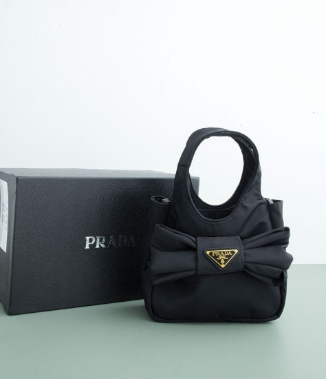 (국내배송) 프라다 트라이앵글 로고 리본 장식 패딩 리나일론 미니 토트백