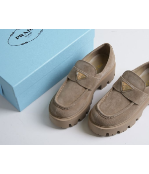 (국내배송) 프라다 25FW 여성 스웨이드 로퍼 베이지