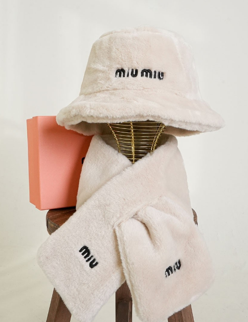 (국내배송) 미우미우 자수 로고 시어링 버킷햇 & 시어링 머플러 2PCS 셋