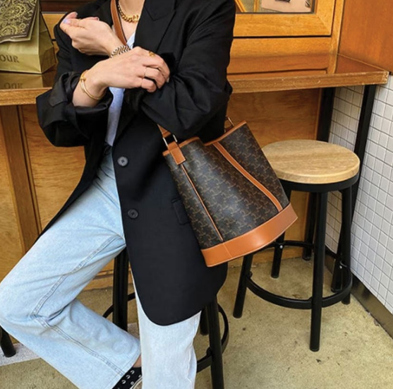 (국내배송) 셀린느 트리옹프 미디엄 버킷