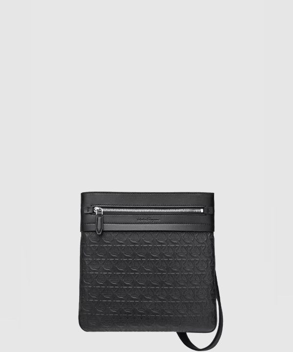 페라가모 간치니 엠보싱 패턴 크로스백 24A426