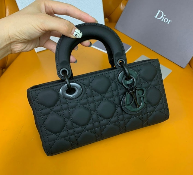 (국내배송) 디올 레이디 D 조이 까나쥬 스킨 매트블랙 스몰 토트백