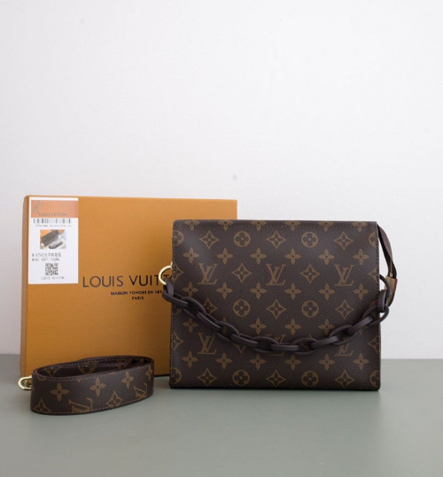 (국내배송) 루이비통 토일레트리 파우치 온 체인 크로스백