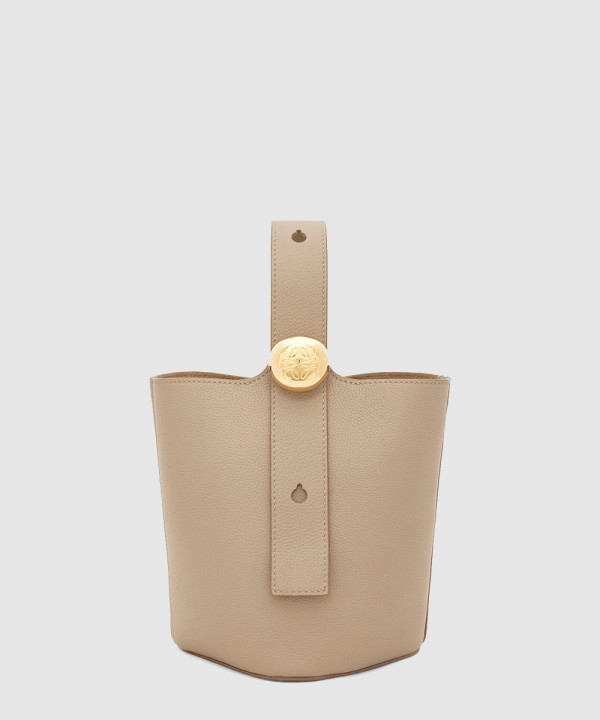 로에베 미니 페블 버킷 백 인 소프트 그레인 카프스킨