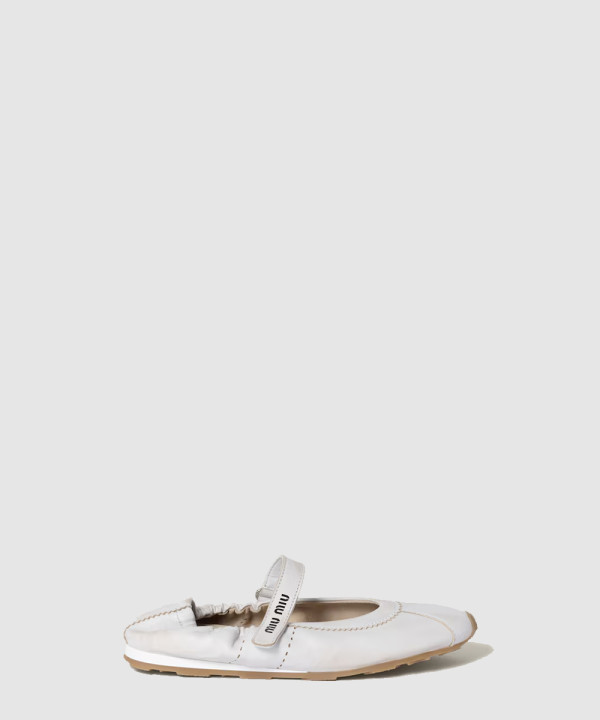 미우미우 블리치드 나파 레더 발레리나 5F370E