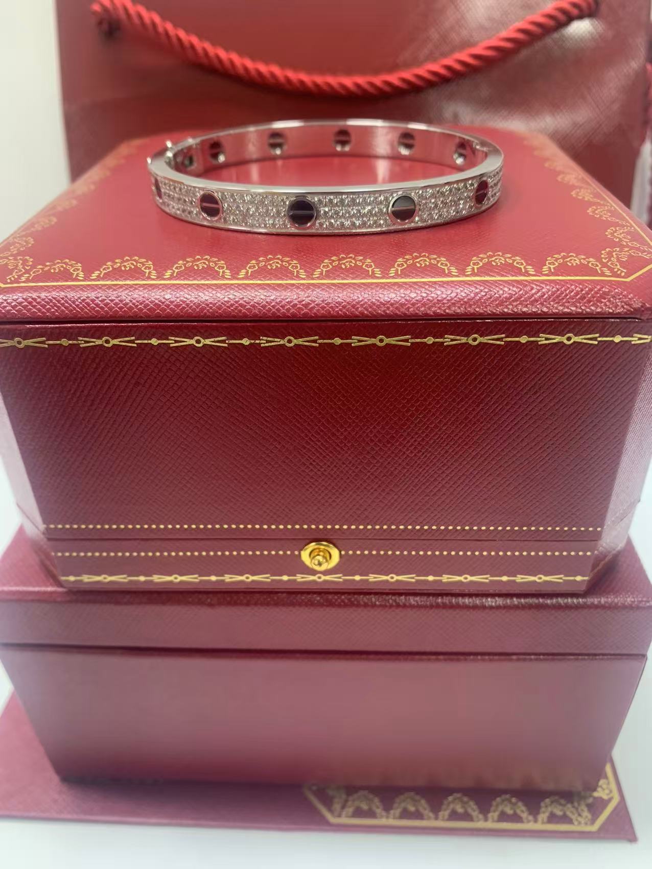 2026년 1월 7일 김*윤님 끼르띠에 클래식 세라믹 러브 파베 팔찌 검품 및 출고