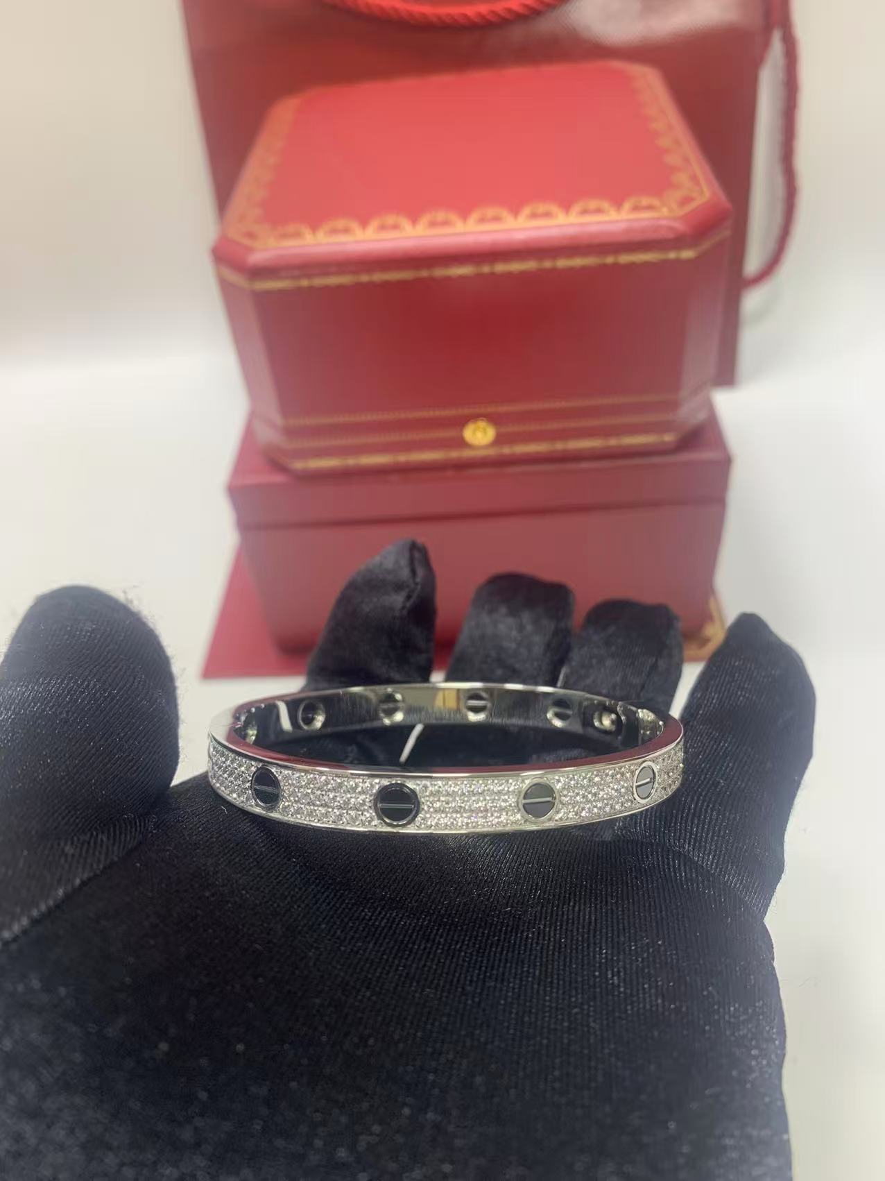 2026년 1월 7일 김*윤님 끼르띠에 클래식 세라믹 러브 파베 팔찌 검품 및 출고