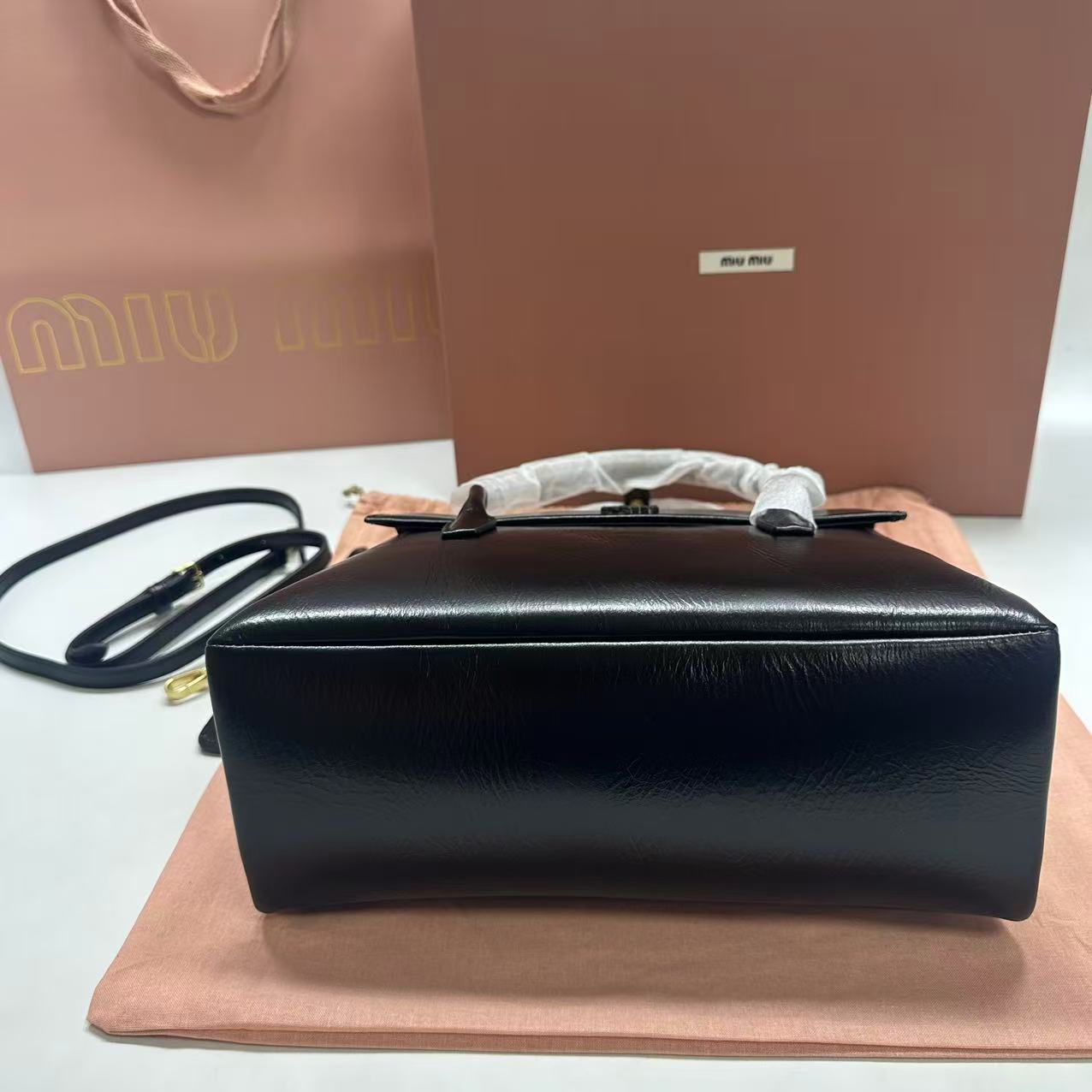 2026년 3월 20일 김*영님 미우미우 솔리테어 샤이니 레더 백 검품 및 출고