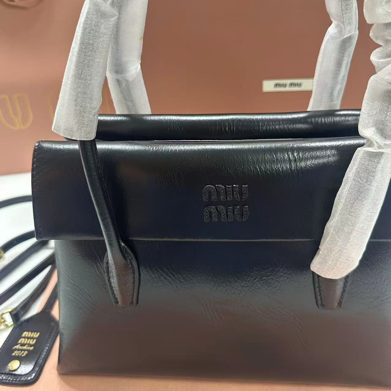 2026년 3월 20일 김*영님 미우미우 솔리테어 샤이니 레더 백 검품 및 출고